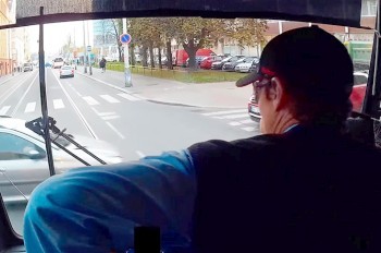 Столкновение трамвая с автомобилем в Праге попало на видео