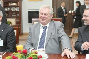 Земан официально объявил об участии в выборах президента Чехии