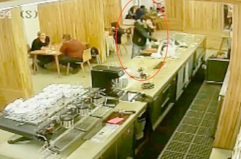 Неизвестный обокрал официанток в пражском кафе: видео