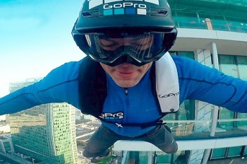 В Праге экстремалы притворились строителями и спрыгнули с высотки: видео