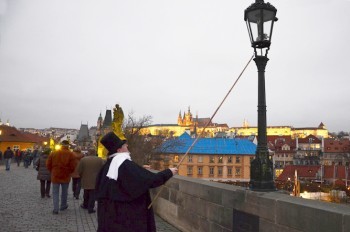 На Карловом мосту вновь будет работать фонарщик