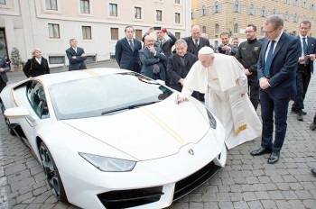 Папе Римскому подарили Lamborghini