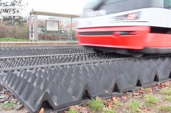 Мэрия Праги приказала убрать «полосу препятствий» с трамвайных путей