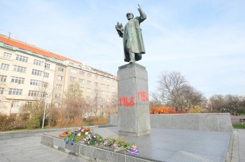 Вандал вмешался в спор вокруг памятника маршалу Коневу в Праге