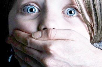 Девушка дважды пыталась похитить чужих детей в пражском ТЦ: видео