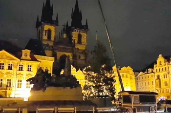 На Староместской площади Праги установили рождественскую ёлку: видео
