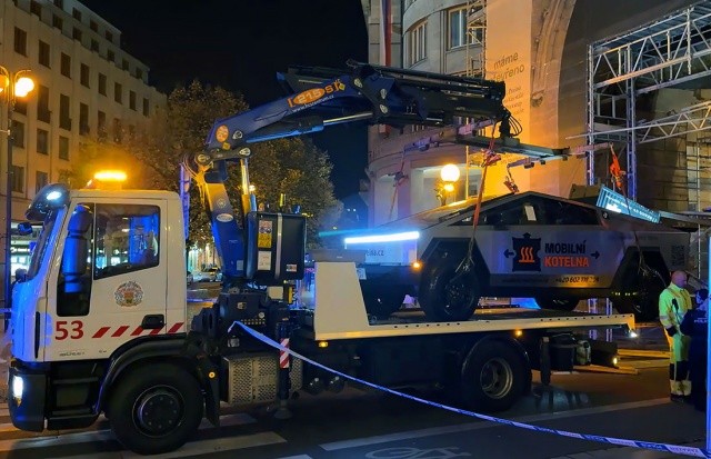 В центре Праги эвакуатор вез Cybertruck и задел Пороховые ворота