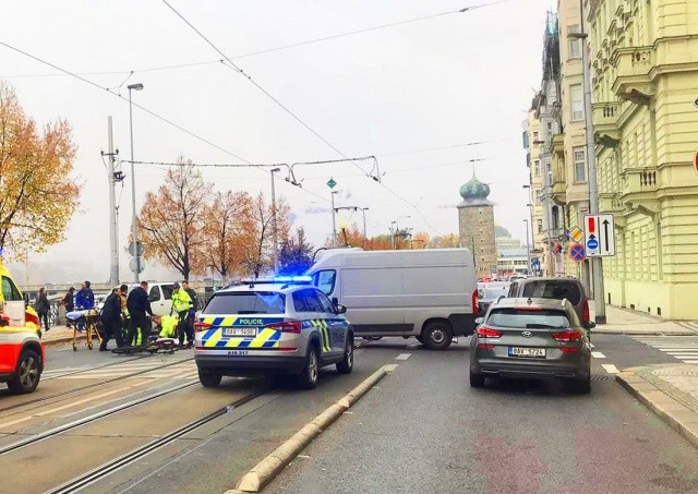 В центре Праги фургон сбил велосипедиста