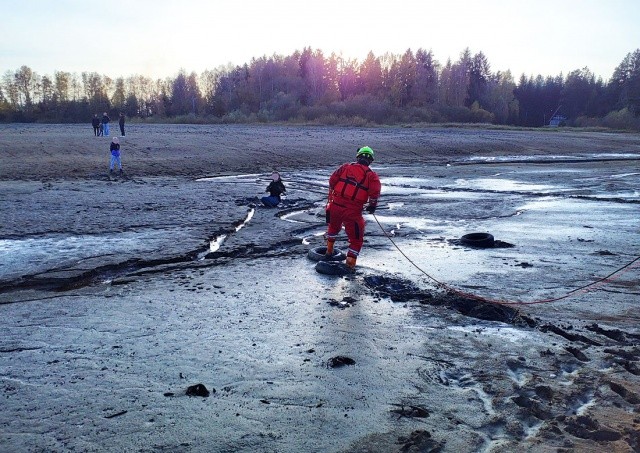В Чехии школьник так сильно застрял в грязи, что пришлось вызывать пожарных