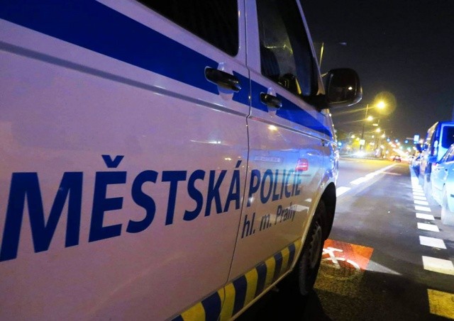 По Праге поздно вечером бегала 4-летняя девочка. Помогла полиция: видео