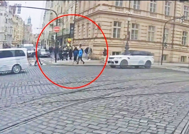 В центре Праги прохожий вытащил чужого младенца из коляски: видео