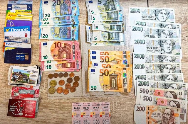 Житель Пльзеня нашел бумажник с крупной суммой и отнес его в полицию
