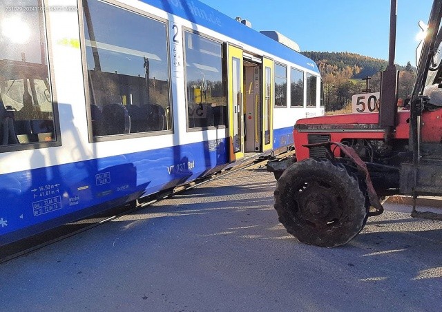 Пьяный тракторист спровоцировал столкновение с поездом в Чехии