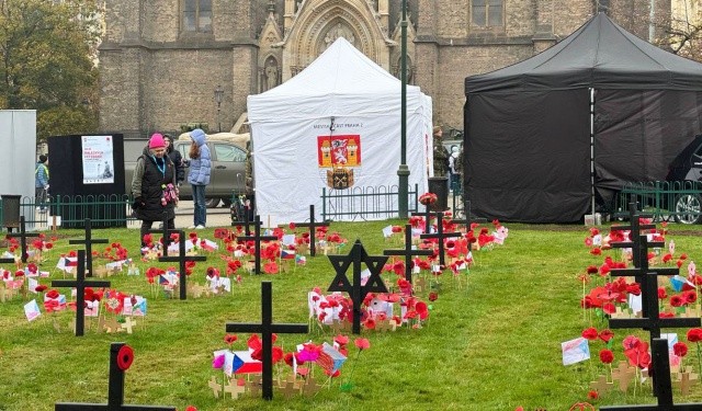 Площадь Мира в Праге символически превратилась в «военное кладбище»