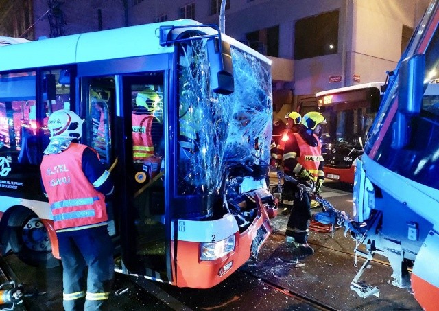 В Праге столкнулись трамвай и автобус