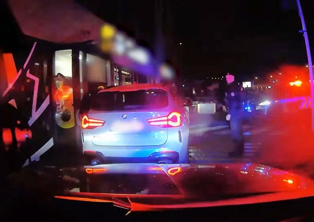 В Праге преступник на угнанном авто заехал перекусить в «Макдональдс» 