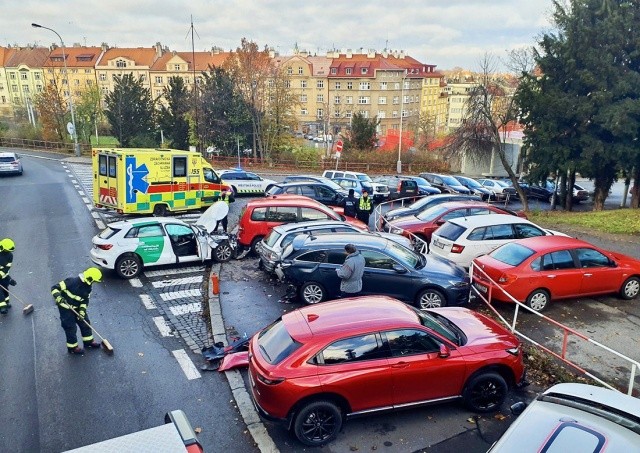 В Праге водитель врезался в 8 припаркованных машин