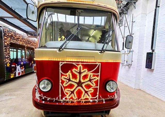 В Брно представили рождественский трамвай с камином