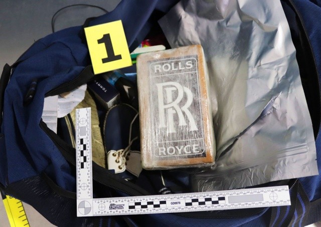 В аэропорту Праги задержали иностранца с четырьмя брикетами кокаина