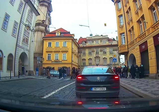 Трамвай сбил человека в центре Праги: видео