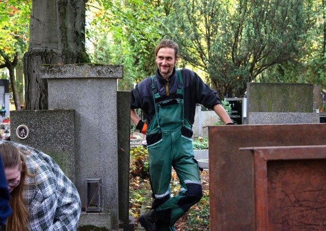 В Праге пройдет мастер-класс по рытью могил