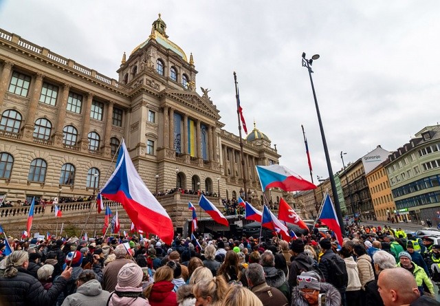 В Праге прошел митинг за снятие украинского флага с Национального музея: фото и видео