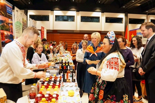 В Праге пройдет рождественская ярмарка посольств: подарки и блюда 40 стран мира