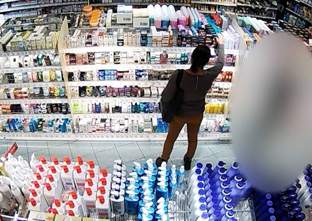 В Праге неизвестная дама украла 90 пачек презервативов: видео