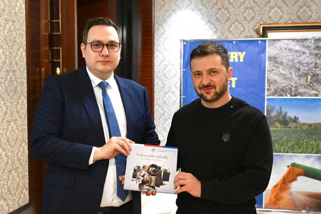 Глава МИД Чехии подарил президенту Украины прокремлевские сказки