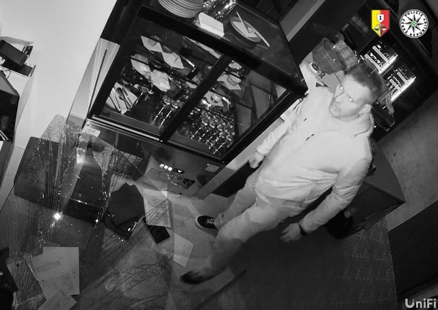 Неизвестный украл сейф из бистро в центре Праги: видео