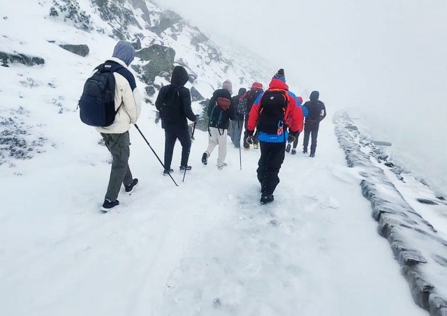 Туристы отправились на самую высокую гору Чехии в спортивных штанах и кроссовках