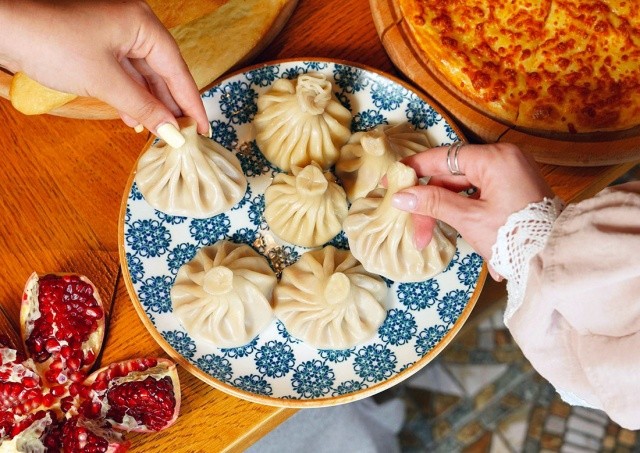 В субботу в Праге пройдет большая дегустация хинкали и главного напитка Грузии