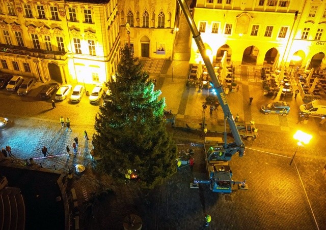 На Староместской площади Праги установили рождественскую ёлку