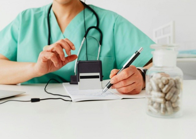 В Праге врача обвинили в торговле рецептами 