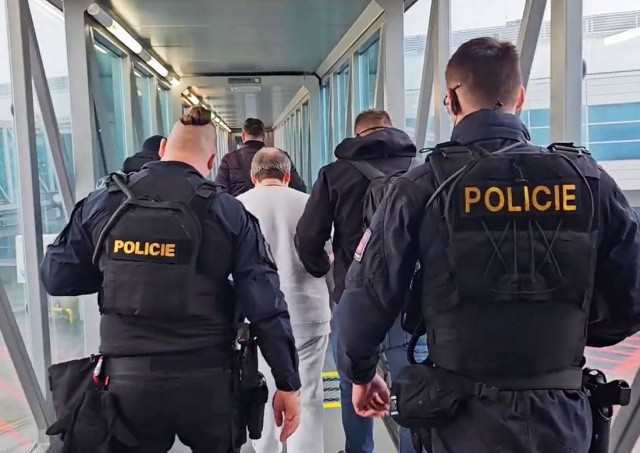 В Прагу доставили преступника, скрывавшегося от правосудия 25 лет: видео