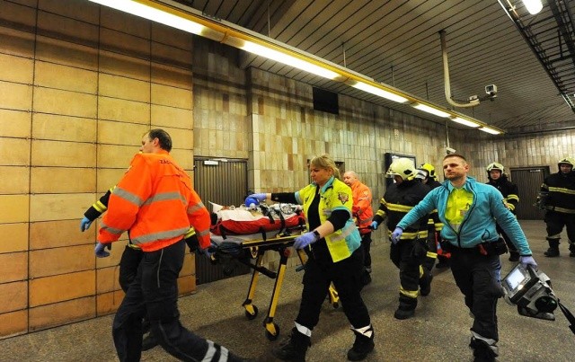 Человек бросился под поезд в метро Праги
