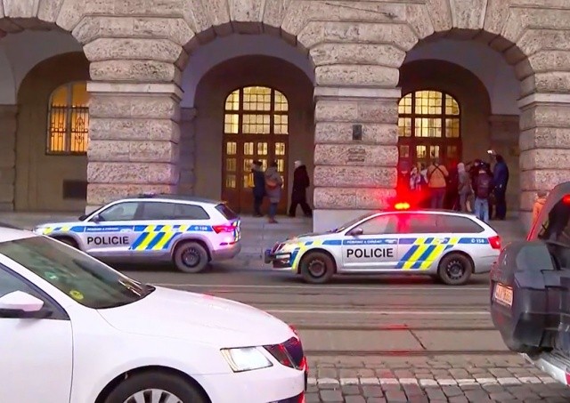 В Праге мужчина пришел в Карлов университет и пригрозил устроить стрельбу