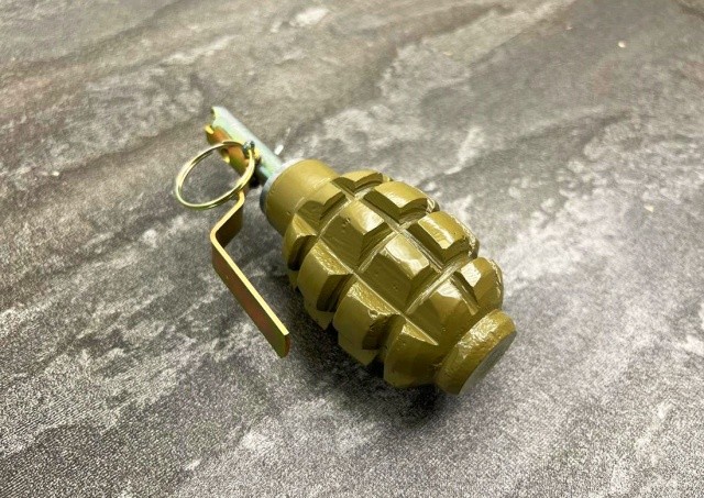 В Праге иностранцы напугали сотрудников АЗС муляжом гранаты