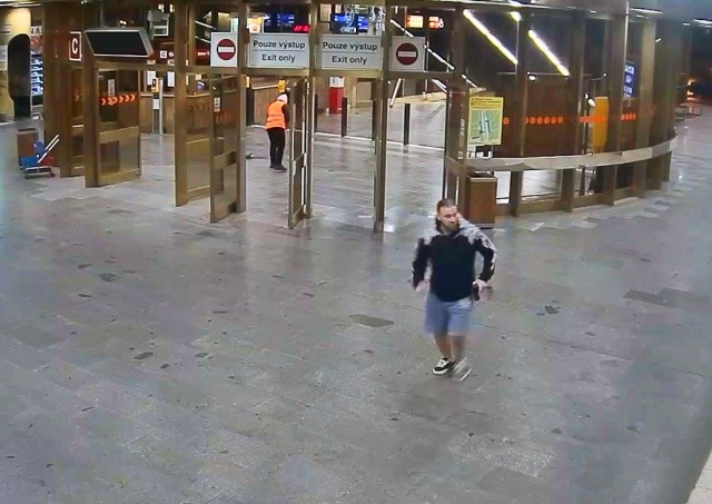 В Праге неизвестный стрелял возле метро: видео