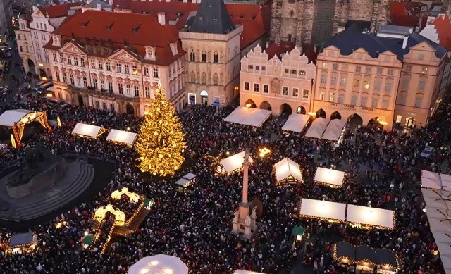 В Праге зажгли главную рождественскую ёлку: фото и видео