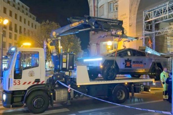 В центре Праги эвакуатор вез Cybertruck и задел Пороховые ворота