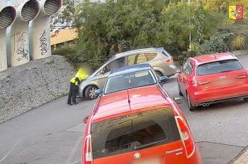 Жительница Праги не хотела платить штраф и чуть не задавила полицейскую: видео