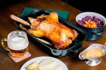 Запеченный гусь и молодое вино: где отметить День святого Мартина в Праге