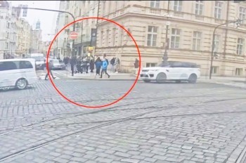 В центре Праги прохожий вытащил чужого младенца из коляски: видео