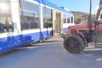 Пьяный тракторист спровоцировал столкновение с поездом в Чехии