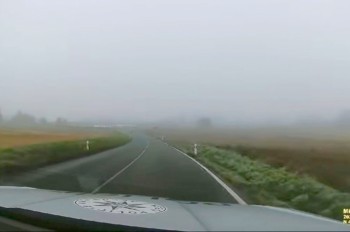 В Чехии по туманному шоссе шла двухлетняя девочка в одной пижаме: видео