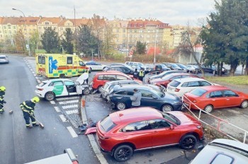 В Праге водитель врезался в 8 припаркованных машин