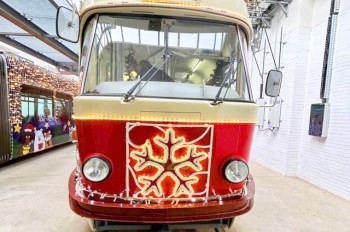 В Брно представили рождественский трамвай с камином