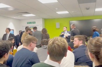 Пропалестинские активисты сорвали лекцию главы МИД Чехии в Лондоне: видео