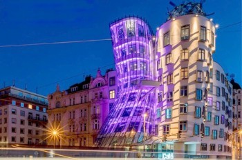 В субботу достопримечательности по всей Чехии окрасятся в пурпурный цвет